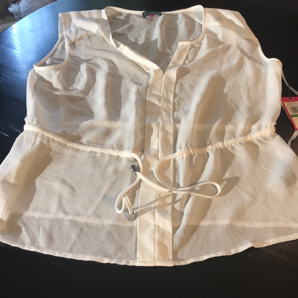 NWT Women’s Large White Vince Camuto Top 🌟